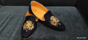 displaying image of Navy Blue Velvet Embroidered Jutti